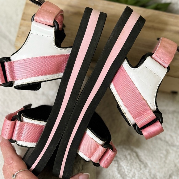 authentic pair of LOUIS VUITTON Monogram Flat Arcade Sandals 
size 38 - Picture 4 of 9